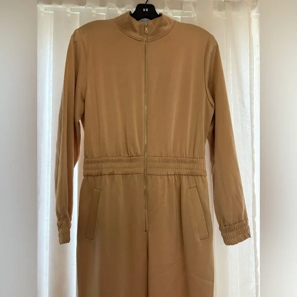 NWT Alice + Olivia Levi jumpsuit in almond size 6